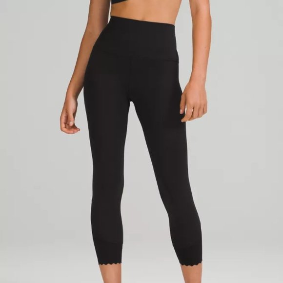 Align High Rise Scallop Crop - Picture 1 of 3